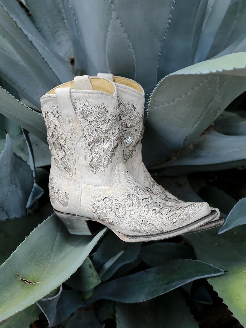 A3550 - WOMEN'S WHITE GLITTERED INLAY AND CRYSTALS SNIP TOE WEDDING COWBOY BOOTIE