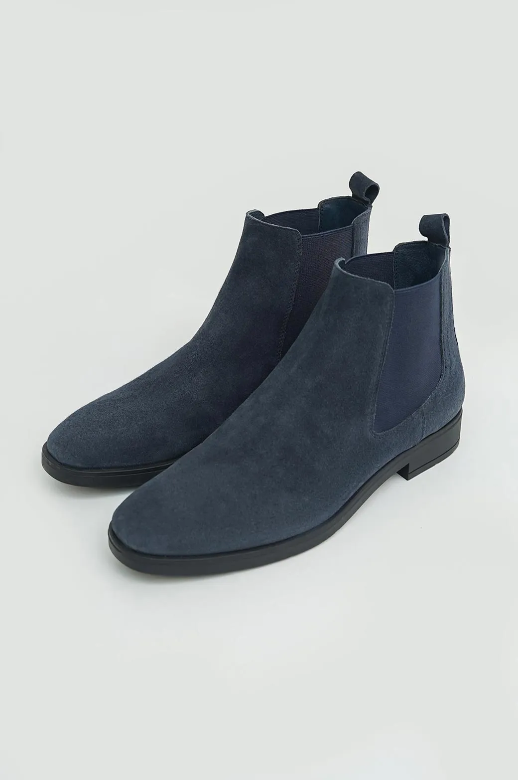 CLASSIC CHELSEA BOOTS