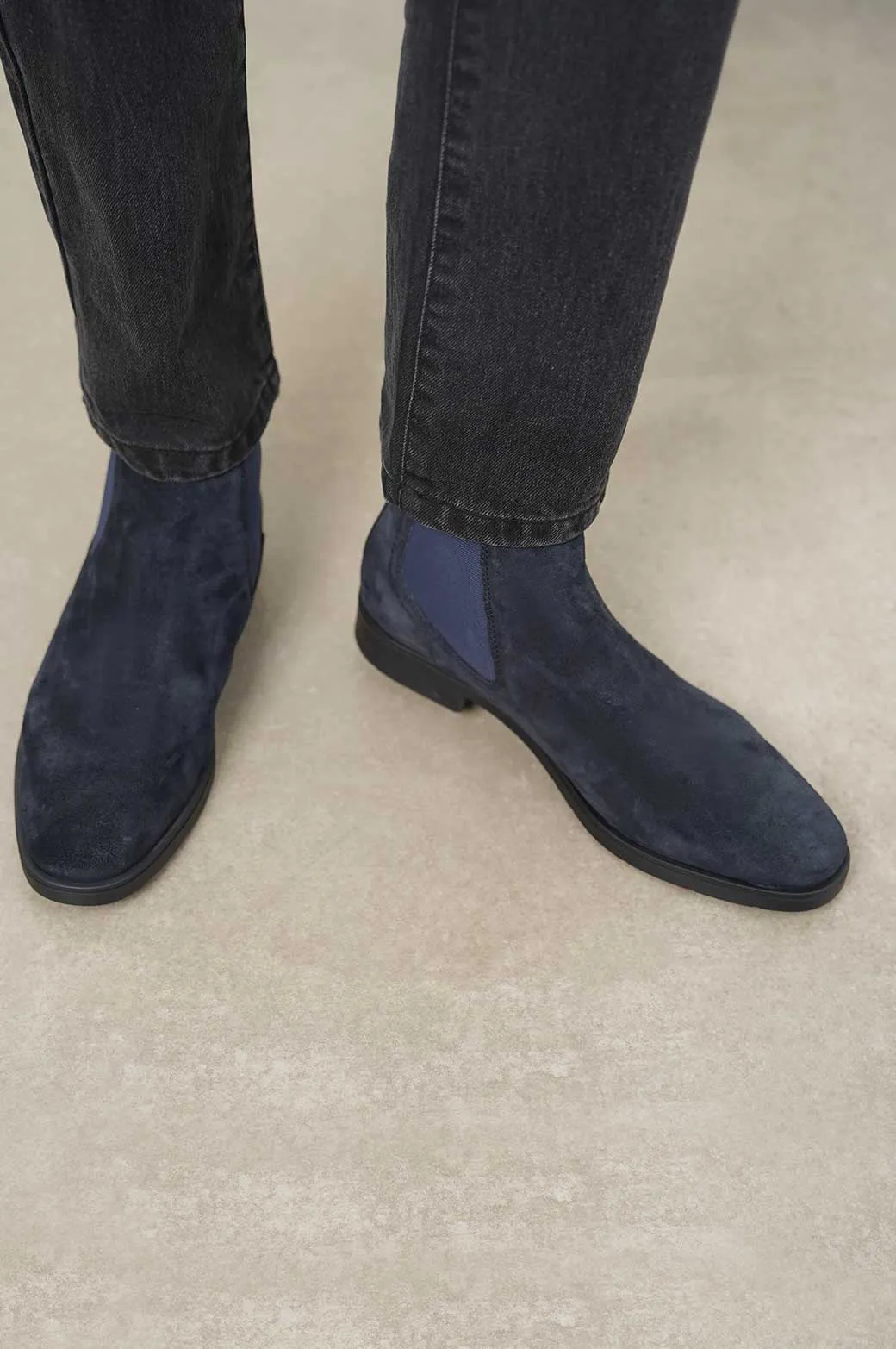 CLASSIC CHELSEA BOOTS