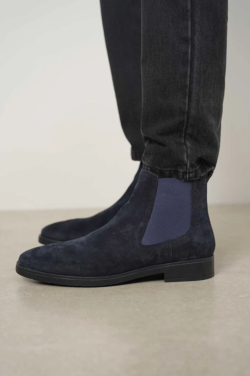 CLASSIC CHELSEA BOOTS